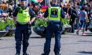 Dos agentes de la Policía de Suecia
