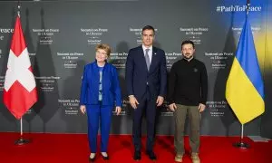 Pedro Sánchez, con la presidenta suiza, Viola Amherd, y su homólogo ucraniano, Volodimir Zelenski.