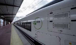 Imagen de archivo del nuevo tren de alta velocidad de la serie 106 en la estación de Chamartín Clara Campoamor (Madrid)