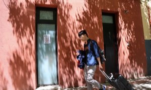 Fotografía de un turista frente a un local que se está reconvirtiendo en vivienda, en el madrileño barrio de Lavapiés, a 13 de junio de 2024.