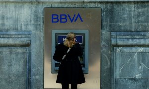 Una mujer utiliza un cajero automático de una sucursal del BBVA en la Gran Via de Bilbao. REUTERS/Vincent West