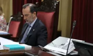 El presidente del parlament de Illes Balears, Gabriel Le Senne, después de romper un retrato de Aurora Picornell.