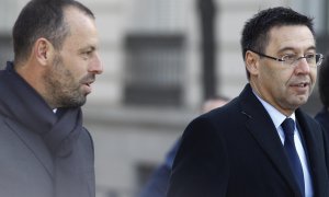 Foto de archivo de los expresidente del FC Barcelona Josep María Bartomeu y Sandro Rosell a su salida de la Audiencia Nacional, a 1 de febrero de 2016.