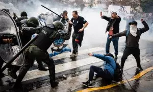 La Policía de Argentina arremete contra los manifestantes que protestan en contra del Gobierno, a 12 de junio de 2024, en Buenos Aires, Argentina.