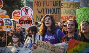 Activistas climáticos se manifiestan en Estambul, a 5 de marzo de 2022.