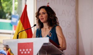 La presidenta de la Comunidad de Madrid, Isabel Díaz Ayuso, durante la presentación del audiolibro ‘Con voz de mujer’ en la Feria del Libro, en el Parque de El Retiro, a 15 de junio de 2024, en Madrid (España).