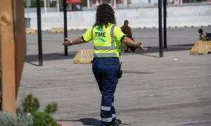 Una trabajadora del puesto de control de pasaportes en el puerto de Algeciras, a 13 de junio de 2024, en, Cádiz, Andalucía.