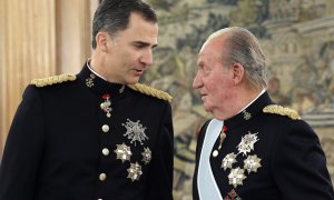 Felipe VI junto a Juan Carlos I durante su coronación.