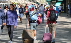 Turistes amb malestes a La Rambla de Barcelona per Setmana Santa
