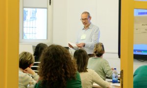 Imatge d'arxiu d'un conjunt d'opositors a docents escoltant les instruccions abans de començar la prova a la seu de l'EOI Guinardó, a Barcelona.