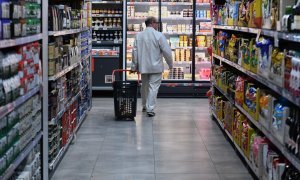 21/06/2024 Una persona hace la compra en la tienda Dia de Núñez de Balboa, a 3 de octubre de 2023, en Madrid.