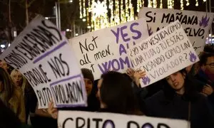 Varias mujeres muestran carteles, durante una manifestación por el 25N, a 25 de noviembre de 2023, en Barcelona, Catalunya.