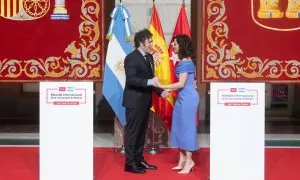 La presidenta de la Comunidad de Madrid, Isabel Díaz Ayuso, condecora al presidente de la República Argentina, Javier Milei, en la Real Casa de Correos, a 21 de junio de 2024, en Madrid