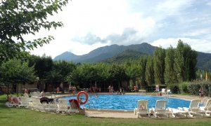 La piscina d'un càmping amb diversos clients banyant-s'hi.