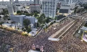 Miles de personas participan en una protesta este sábado, contra el Gobierno del primer ministro, Benjamín Netanyahu, en la plaza de la Democracia de Tel Aviv (Israel).