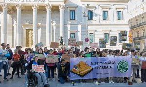 Decenas de personas durante una manifestación para denunciar la sequía, a 19 de abril de 2024, en Madrid (España).