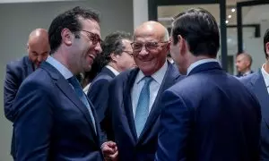 El ministro de Economía, Carlos Cuerpo (i.), conversa con los presidentes del Banco Sabadell, Josep Oliu (c.), y el del BBVA, Carlos Torres Vila (d., de espaldas), durante el acto de firma para la puesta en marcha de las líneas de financiación ICO Verde e