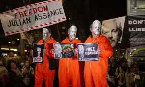 Unos manifestantes con unas caretas durante una concentración por la libertad de Julian Assange, frente al Consulado británico, a 20 de febrero de 2024, en Barcelona, Catalunya (España).