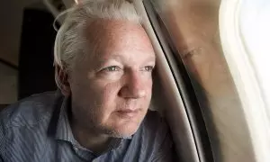 El fundador de Wikileaks, Julian Assange, en una imagen publicada por Wikileaks en X mientras su avión se aproxima al aeropuerto de Bangkok para hacer escala con el mensaje "Acercándonos a la libertad".