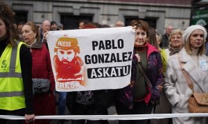 Varias personas sujetan un cartel con la cara del periodista Pablo González durante una manifestación por la convivencia, a 13 de enero de 2024, en Bilbao, Vizcaya, Euskadi.