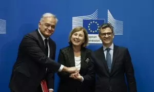 González Pons, Félix Bolaños y Vera Jourova, vicepresidenta de la Comisión Europea, se reúnen para firmar un acuerdo en Bruselas, a 25 de junio de 2024.