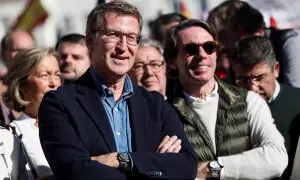 El presidente del PP, Alberto Núñez Feijoo, con el expresidente del Gobierno Jose María Aznar, en una concentración contra Pedro Sánchez, en la Plaza de España de Madrid, en enero de 2024. REUTERS/Isabel Infantes