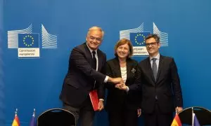 Esteban González Pons, Vera Jourovà y Félix Bolaños, este martes en Bruselas tras firmar el acuerdo para renovar el CGPJ.