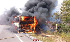Un autobús arde en las inmediaciones de la N-240, en Montblanc, Tarragona.