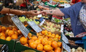 Cajas de piezas de frutas en un mercado de la Comunidad de Madrid