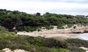 La platja dels Capellans de Tarragona vista des de l'àrea de roques del costat.