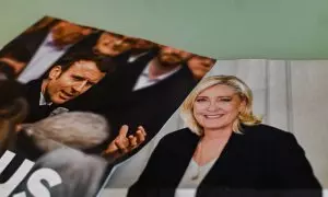 Foto de archivo de los carteles electorales de Emmanuel Macron y Marine Le Pen.
