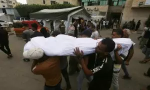 28 de junio de 2024. Un grupo de palestinos lamentando la muerte de familiares por ataques israelíes en el Hospital de los Mártires de Aqsa en Deir el-Balah el pasado viernes.