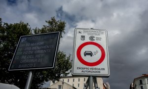 22 de septiembre de 2021.Una señal de tráfico que marca la Zona de Bajas Emisiones de Especial Protección cuando entró en vigor en septiembre de 2021.