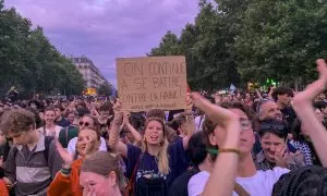 Manifestantes de izquierdas protestan en París contra la victoria de la ultraderecha francesa de Agrupación Nacional (RN) en la primera vuelta de los comicios legislativos celebrados este domingo en Francia.