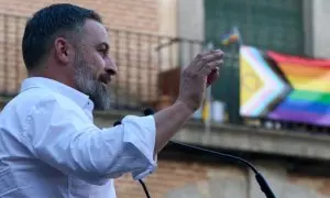 Imagen de archivo de Santiago Abascal durante un mitin frente a una bandera LGTBI+.
