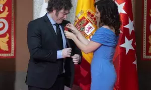 Imagen de archivo de la condecoración del presidente argentino, Javier Milei, por parte la presidenta de la Comunidad de Madrid, Isabel Díaz Ayuso, el pasado 21 de junio