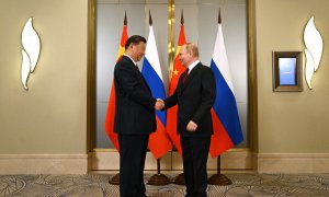 El presidente Chino, Xi Jinping, estrecha la mano del mandatario ruso, Vladimir Putin, durante su encuentro en la Organización de Cooperación de Shanghái