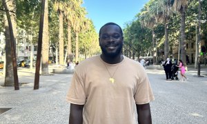 El president de SOS Racisme, Cheikh Drame, a la rambla del Raval de Barcelona.