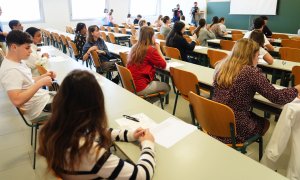 Imagen de archivo de una clase de Cantabria realizando la prueba de la EBAU, a  de junio de 2024.