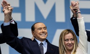 El líder de Forza Italia, Silvio Berlusconi (izquierda), y la líder del partido de extrema derecha Fratelli d'Italia (Hermanos de Italia), Giorgia Meloni, asisten a un mitin de cierre de campaña de coalición en Roma, a 22 de septiembre de 2022.