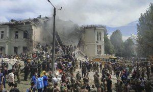 Funcionarios y voluntarios participan en las labores de desescombro en el hospital infantil de Kiev, alcanzado por un misil ruso este lunes