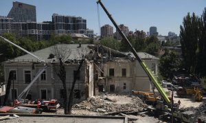 El equipo de rescate trabaja entre los escombros del hospital infantil bombardeado en Kiev, a 9 de julio de 204, Ucrania.