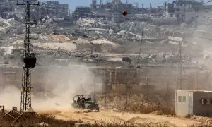Un vehículo del ejército israelí se desplaza en un área cerca de la frontera sur de Israel con la Franja de Gaza el 9 de julio de 2024, en medio del conflicto en curso entre Israel y el grupo militante palestino Hamás.