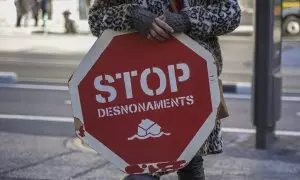 Imagen de archivo de una persona sujetando Una persona sujeta un cartel de 'Stop desnonamients' durante una concentración de la Plataforma de Afectados por la Hipoteca (PAH) en València.
