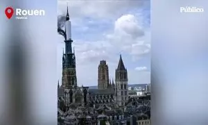 El fuego cubre la aguja de la catedral de Rouen (Francia)