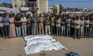 11/07/2024  Palestinos celebran la oración fúnebre por sus familiares muertos en Khan Yunis, a 10 de julio de 2024.