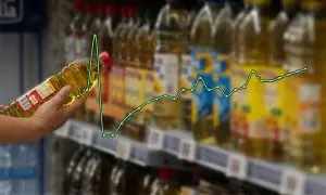 11/07/2024 Botellas de aceite en un supermercado.