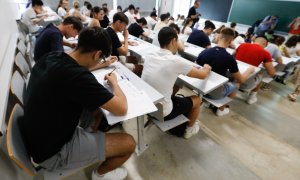 Foto de archivo de estudiantes durante el primer día de las pruebas de la Evaluación del Bachillerato para el Acceso a la Universidad (EBAU) a 5 de junio de 2024, en Murcia.