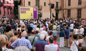 Centenars de persones omplen la plaça de la Catedral de Vic per donar la benvinguda a Marta Rovira.