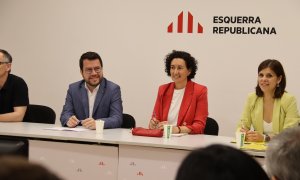 El president de la Generalitat en funcions, Pere Aragonès, la secretària general d'ERC, Marta Rovira i la portaveu del grup parlamentari, Marta Vilalta, durant la reunió de la permanent aquest dilluns